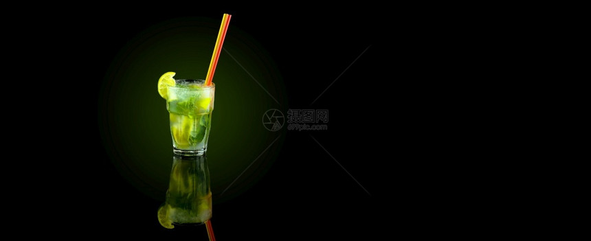 酒精糖浆含石灰薄叶和冰块的莫吉托鸡尾酒用稻草在黑色背景上刷新夏季饮料清爽图片