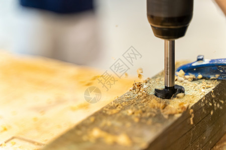 雕刻家具工匠木钻入厂的柴中钻探图片