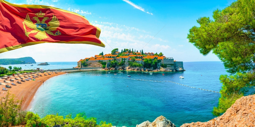旗帜著名的海岸SvetiStefan岛附近的和海滩图片