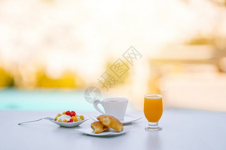 果汁牛奶早餐在户外咖啡厅桌上吃得愉快早在户外咖啡厅吃健康早餐饭时间图片