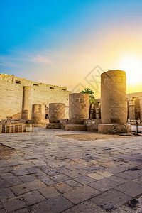 柱廊埃及卢克索卡纳古寺废墟的明亮日出埃及卡纳古寺日出考学落图片