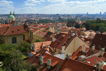 红色的布拉格有屋顶的城市风景文化图片