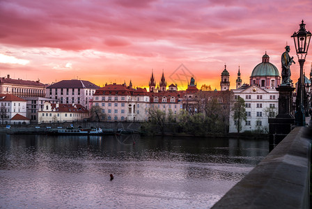 伏尔塔瓦河布拉格上空的日出被长期所捕捉镇哥特图片