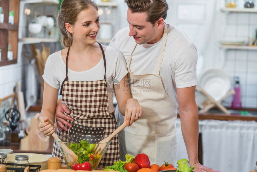 情人节社会的厨具白种夫妇或情人在厨房一起做早餐吃蔬菜沙拉结婚和甜蜜月亲属关系和保健视频社交网络vlogandIimpactr概念图片