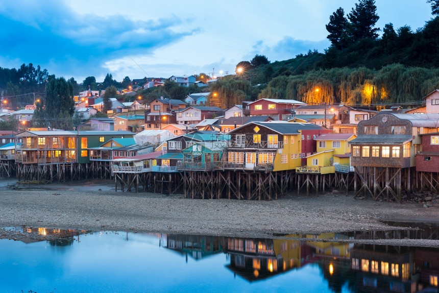 卡斯特罗镜像反射在智利南部Chiloe岛的Castro市中传统的石塔房屋被称为dalafitos图片