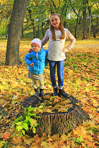 在秋季森林公园里玩耍的孩子图片