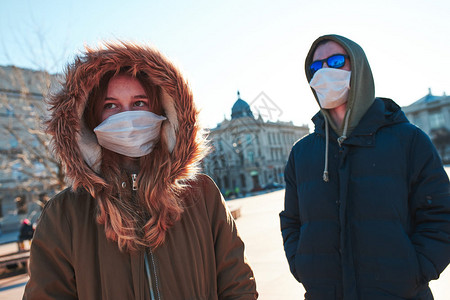 头罩预防身戴面的青年男女戴着面罩避免感染防止疾病传播在市中心走的人保护感染真人的情况图片
