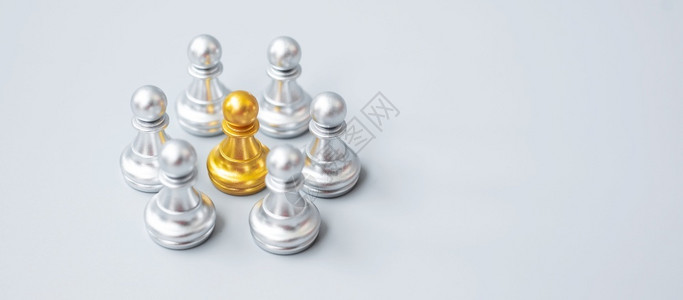 不同之处员工圆圈金象棋子或领头商人有银领导商业团队和合作概念的银人企业团队和精神背景图片