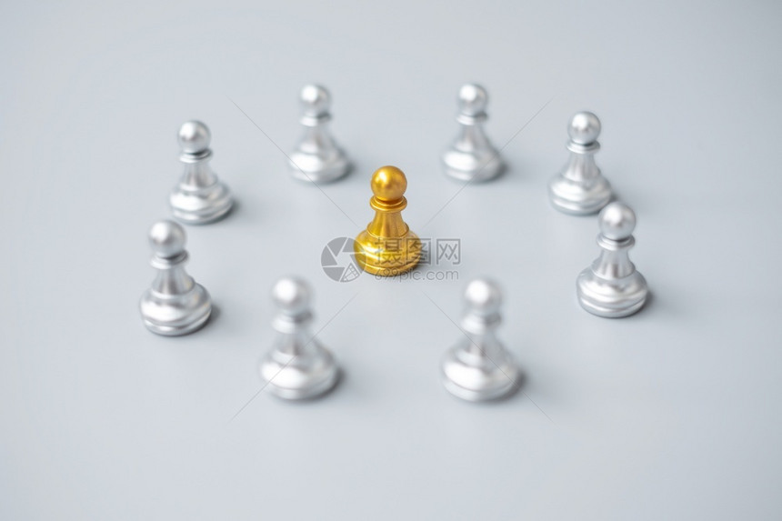雇主就业金象棋子或领头商人有银领导商业团队和合作概念的银人企业团队和精神天赋图片