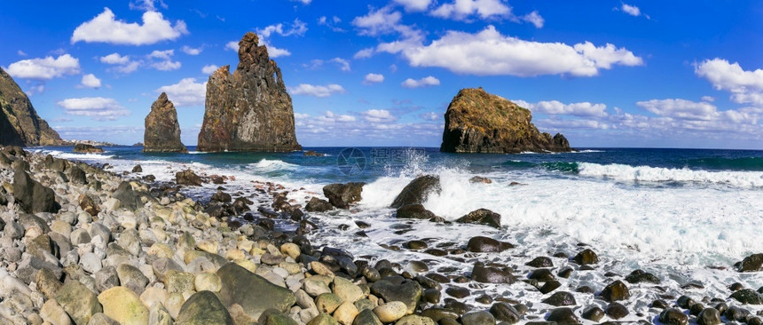 假期北方马德拉岛自然景观海面风暴天气的景令人惊叹的Ribeiradajanela海滩北部岸有巨大的岩石形成悬崖图片