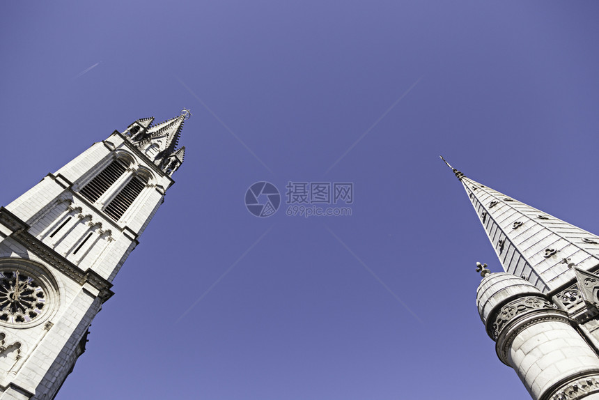 建造基督Lourdes教堂塔楼有天空背景的塔楼细节历史和宗教建筑等详细信息户外图片