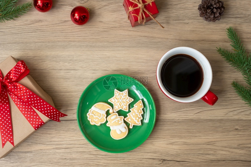 饮料红色的树圣诞快乐有自制饼干和咖啡杯在木桌背景的圣诞晚会派对节假日和新年快乐概念图片