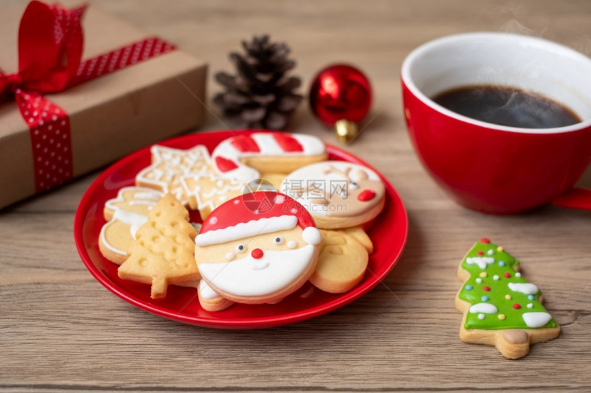 松树圣诞快乐有自制饼干和咖啡杯在木桌背景的圣诞晚会派对节假日和新年快乐概念浓咖啡图片