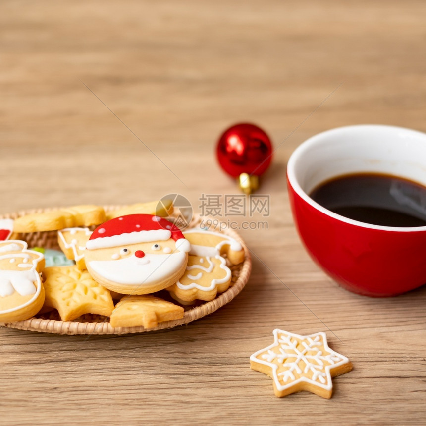 马克杯食物绿色圣诞快乐有自制饼干和咖啡杯在木桌背景的圣诞晚会派对节假日和新年快乐概念图片