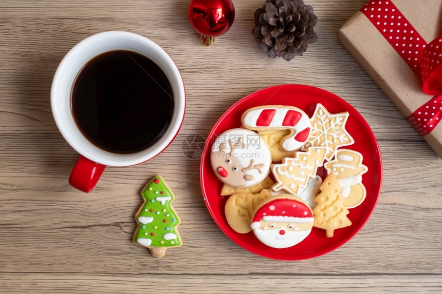 圣诞快乐有自制饼干和咖啡杯在木桌背景的圣诞晚会派对节假日和新年快乐概念季节礼物甜的图片