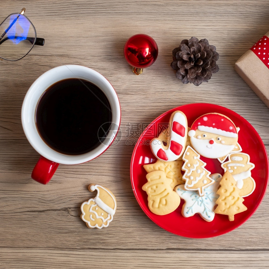 天前夕礼物圣诞快乐有自制饼干和咖啡杯在木桌背景的圣诞晚会派对节假日和新年快乐概念图片