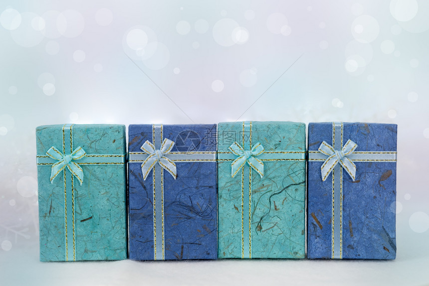 丝带目的裹Bokeh背景白皮上的蓝色礼物盒有圣诞快乐或新年季节问候的复制空间AF点选择blurred图片