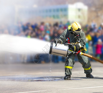 消防员在用专灭火设备的同时特制设备活俄罗斯烧伤图片