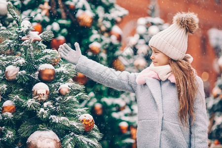 幸福户外小女孩装饰圣诞树背景图片