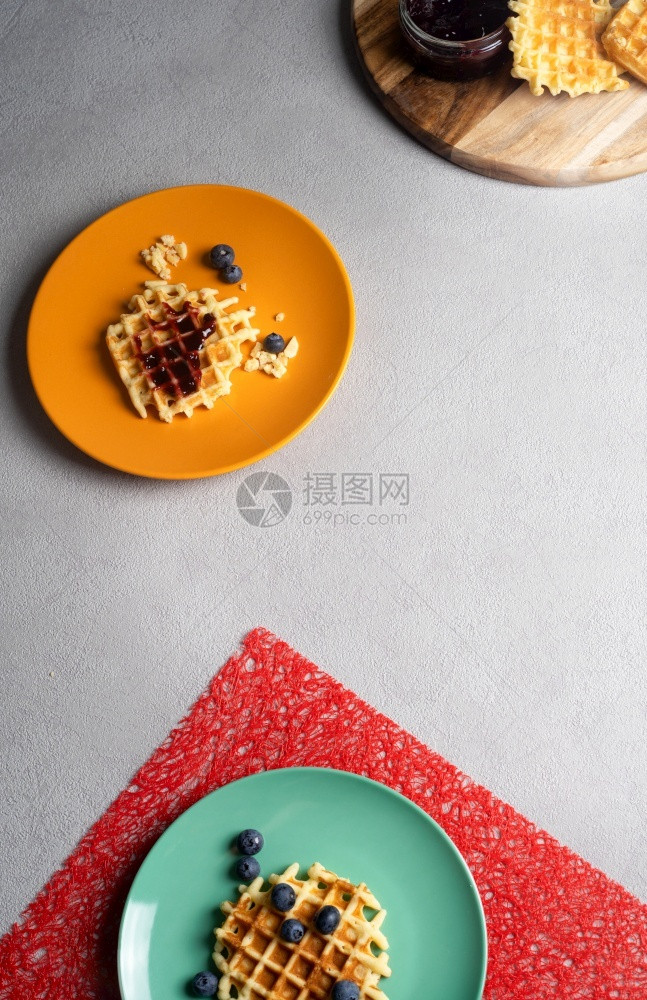 糖浆含的午餐果酱蓝莓和橙色绿盘子垂直的红莓和黑图片