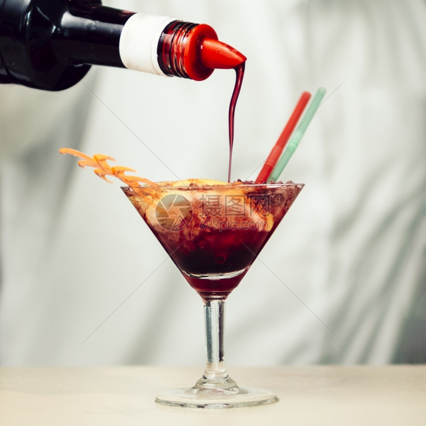 受欢迎的数字白色OLYMPUSDIGITALCamera红糖浆流入热带鸡尾酒图片