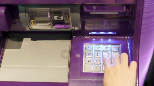 女用手指按自动取款机按钮银行退出数字密码高清图片素材