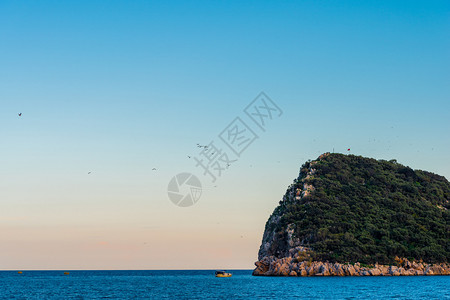 夏季在安塔利亚Sican岛附近的轮船海景蓝色晴天背景图片