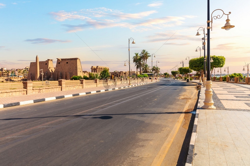 现代的屋通往埃及卢克索圣殿的道路阳光明媚的日高速公路图片