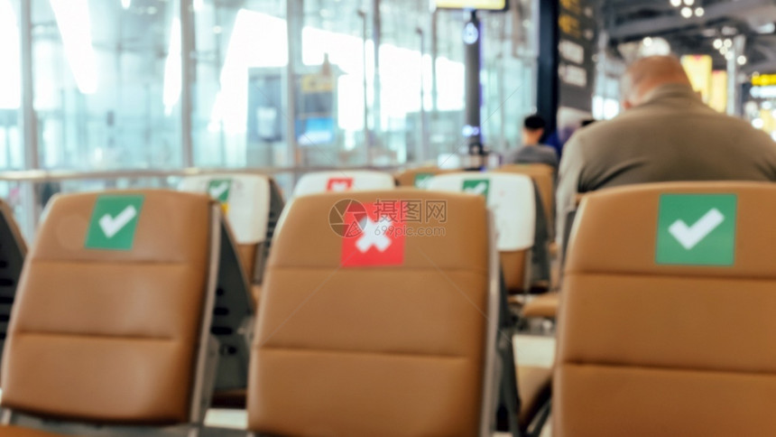 在机场离境区空椅子的不社交模糊形象标志是防止新冠状COVID19传播的社会偏移规程以防止这种新型冠状COVID19传播飞行大流协图片