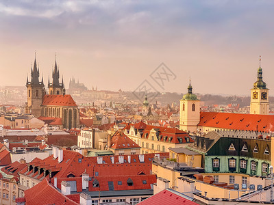 尖顶屋顶大地布拉格历史古老的布拉格市城区风景的红色屋顶和圆花边在日落霜冻的红屋顶树皮和布拉格城堡上背景为布拉格捷克文版空间旅游行背景