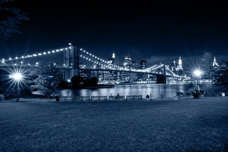 约克灯布鲁林桥和曼哈顿纽约夜幕现场新的图片
