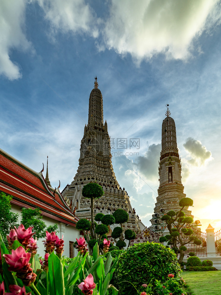 WatArunRatchawarararam有着美丽的蓝色天空和白云WatArun佛教寺庙是泰国曼谷的里程碑泰国曼谷吸引艺术和古图片