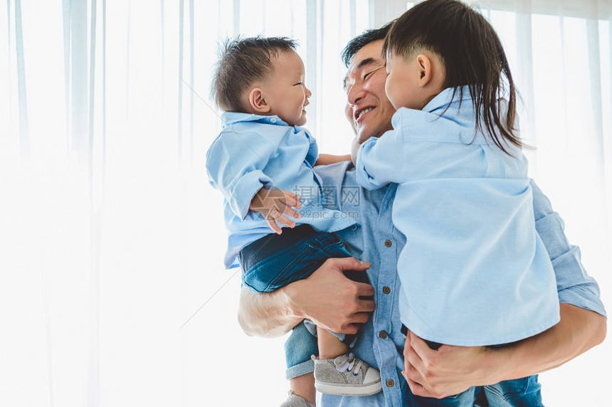 玩快乐的父亲在家中卧室里怀着两个孩子住在亚裔家庭有面部表情一起生活休息时间健康生活方式隔离Covid19Corana主题新冠喜悦图片