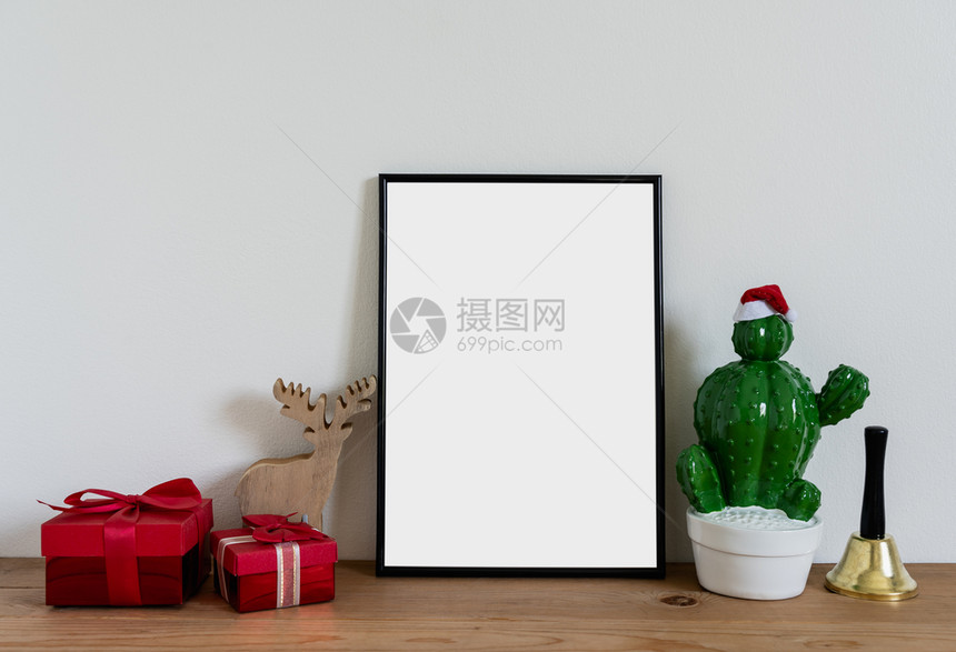 玩具框架新年装饰品快乐福拉特在家庭工作室办公桌前厅用现代红纸背景写着礼物盒fir树的赠与格基本区别物目标边界图片