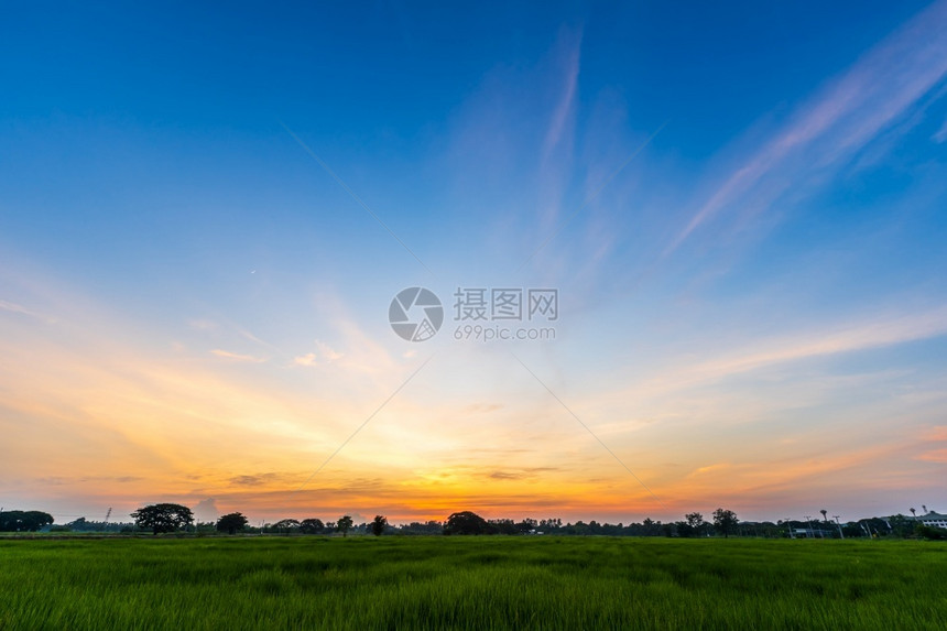 颜色农村或海滩多彩的云纹理白空气背景的黄色紫亮日落天空或者在海滩上飘忽不定的云彩纹理日出黄色的图片