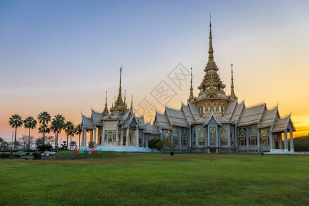 拉差司马旅行建造艺术WatNonKum的美丽庙宇是泰国日落时河中清拉恰西马省著名的地标背景