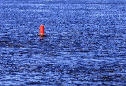 摇摆河流和红浮标的蓝色水面红浮标在宽河的蓝色波浪上绕过红浮标街道夏天图片