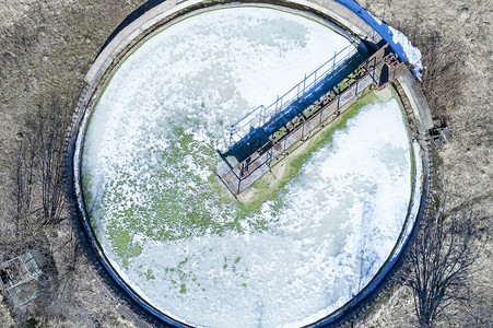 现代废水处理厂净化罐的空中最高透天观测台分离设施油底壳背景图片