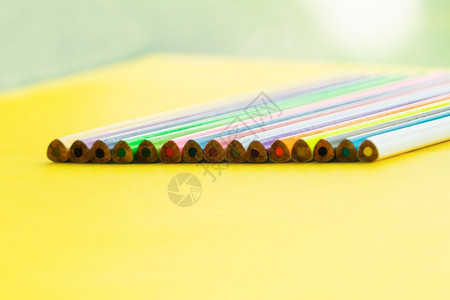 几何的权威黄背景混合彩色铅笔多样化概念行的多样图片