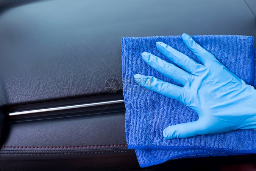 车辆新冠职员工作人正在清洗这辆车用抗菌剂Covid19或Corona图片