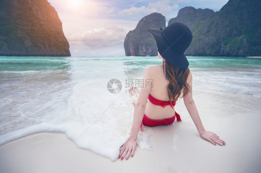 海滩上度假的女人图片