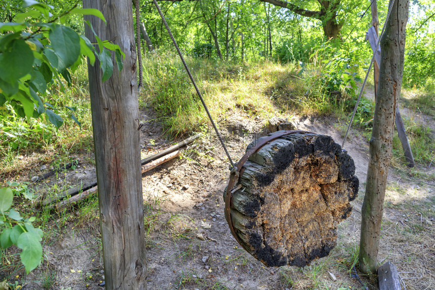 森林中山丘上的旧乌克兰哥萨木壳用作投掷刀和箭的训练设备旧乌克兰哥萨木壳用于在树林中的山丘上进行投掷刀和箭的训练哥萨克人户外真正的图片