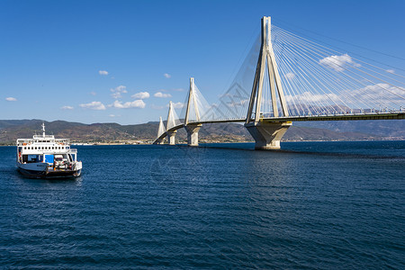 夏里劳当代的横跨希腊科林斯湾海峡的斜拉式悬索桥是世界上最长的多跨斜拉桥之一也是跨度希腊科林斯湾海峡最长的全悬式斜拉索桥码头海洋背景