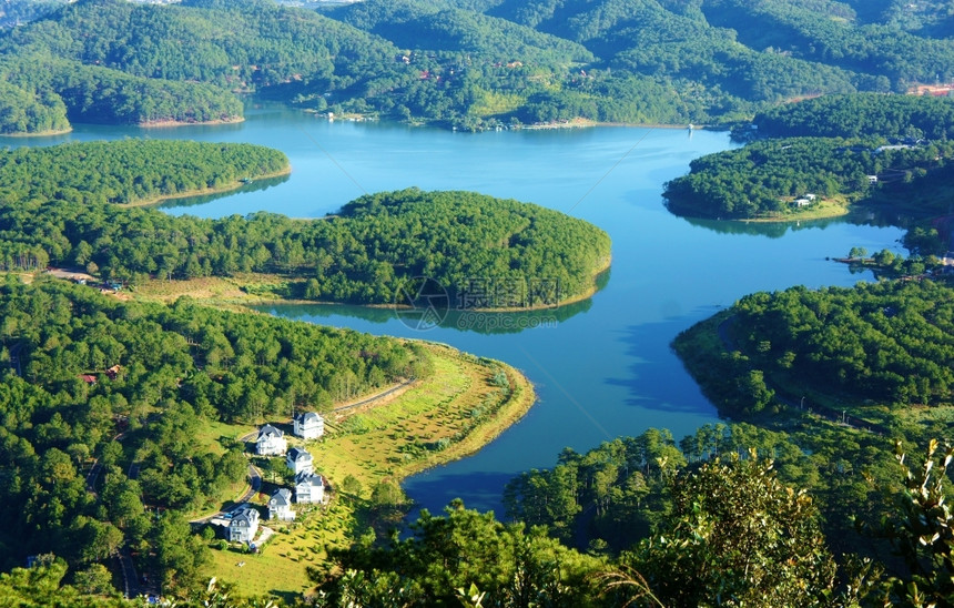 全景在越南达拉特旅游的极美生态湖景色新鲜大气层林间别墅高视山丘和峰的印象形状春季生态旅游美好假期等都可观地在越南达拉特旅游风景优图片