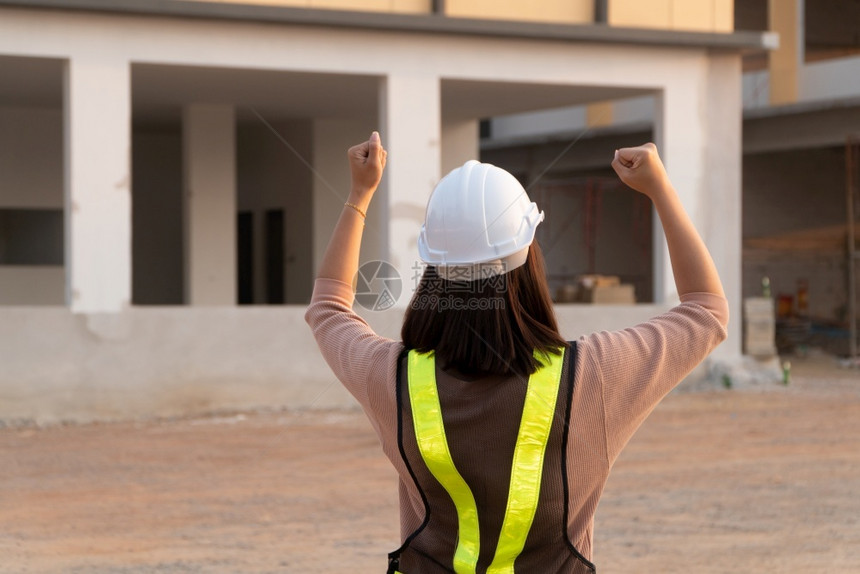 检查员工业的领导者一名身戴头盔的亚洲女工程师建筑人在地根据背景平等概念和成功情况站在建筑工地点时佩戴平板石头盔的肖像图片