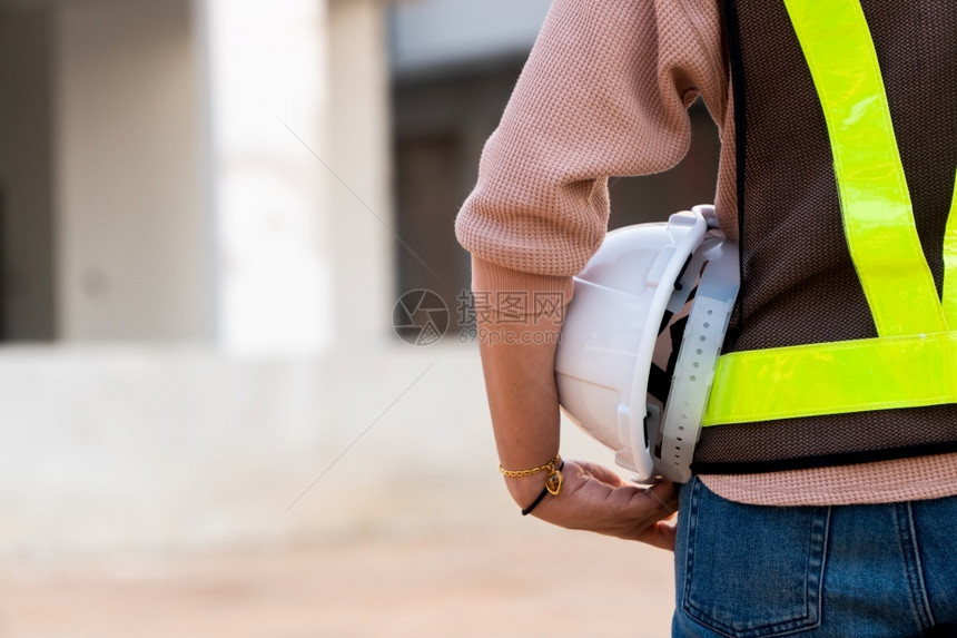 男劳动一名身戴头盔的亚洲女工程师建筑人在地根据背景平等概念和成功情况站在建筑工地点时佩戴平板石头盔的肖像建筑学图片