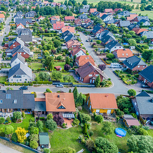 半独立式在德国北部拥有独立房屋半与世隔绝房屋和带有小型前花园和绿草地的梯田住房传统区的近郊地空中景象正面英国的背景图片