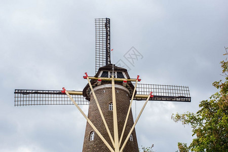 著名的反射荷兰传统风车与绿树特写荷兰传统风车特写自然图片