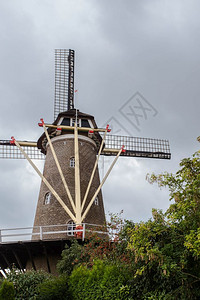水荷兰传统风车与绿树特写荷兰传统风车特写欧洲的运河图片