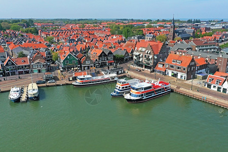 古老的天际线来自荷兰港口和传统Volendam村的空中飞机公司水图片
